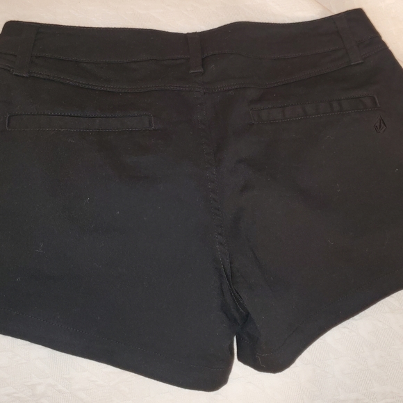 2 pairs of Volcom shorts for 1. Never worn - Picture 11 of 16